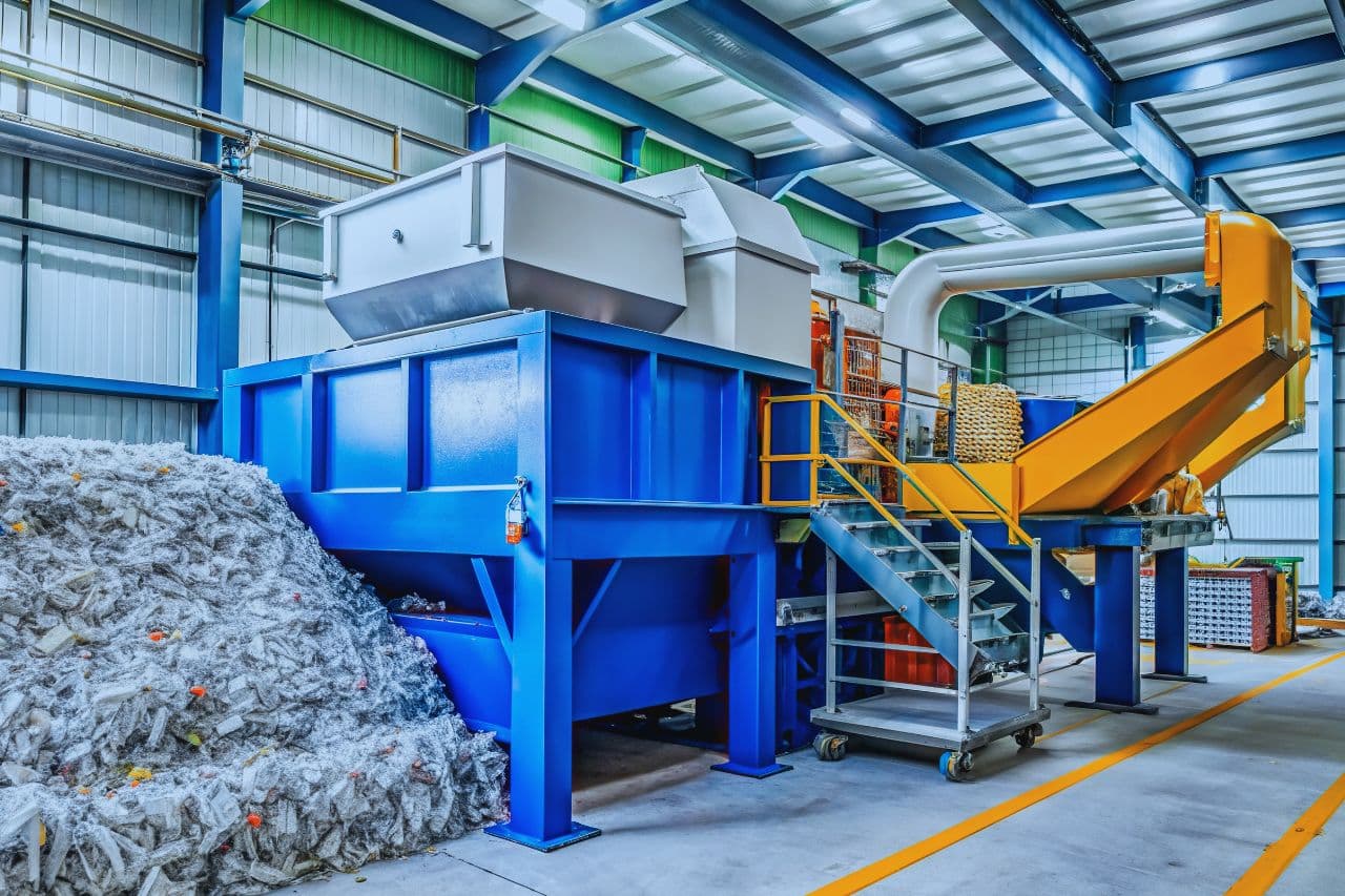 Hydraulikaggregate und Komponenten von Werthenbach im Einsatz in verschiedenen Branchen wie Maschinenbau, Offshore, Recycling und maritime Anwendungen.